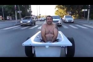 إنطلق المدون إدوارد فيليبوف، من مدينة تيومين الروسية، في شوارع المدينة راكبا حوض إستحمام على عجلات، تجره سيارة