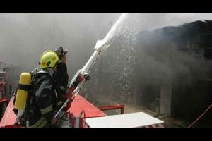 تتعامل كوادر الإطفاء في مديرية الدفاع المدني، مع حريق محل دهانات موبيليا، الأربعاء، بمنطقة القويسمة بالعاصمة عمان.