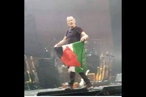 المطرب البريطانى "روجر ووترز" يرفع العلم الفلسطينى خلال حفل غنائى فى روما