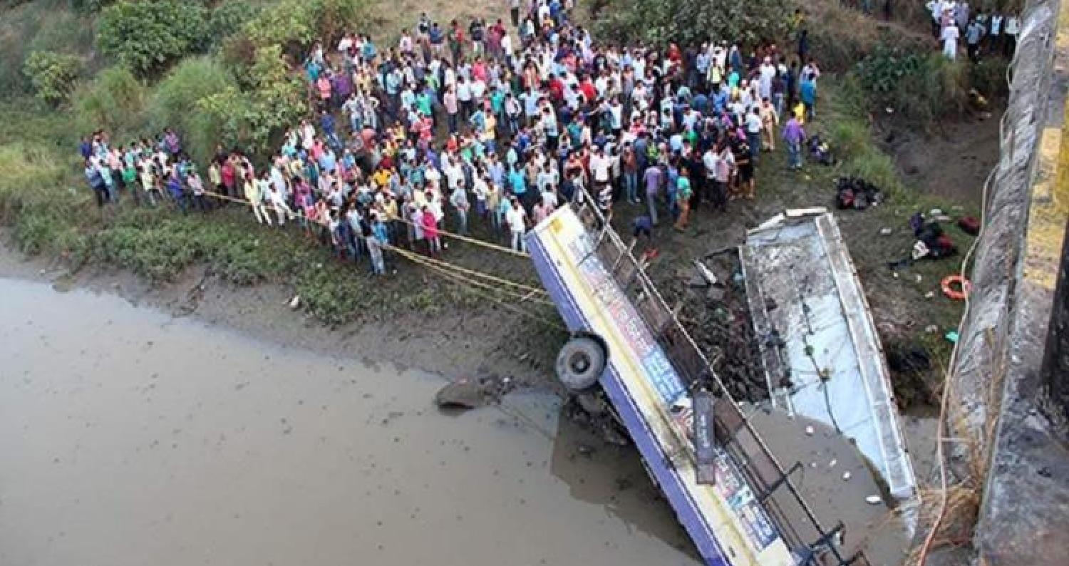 لقي 33 شخصا حتفهم اليوم السبت، جراء سقوط حافلة كانت تقلهم بواد عميق في ولاية ماهاراشترا جنوب غربي الهند.