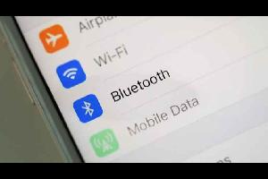 كشفت ورقة بحثية جديدة عن وجود خلل في بروتوكول الاتصال اللاسلكي البلوتوث Bluetooth، والذي يسمح بدوره للمهاجمين باعتراض البيانات والعبث بها عبر الاتصال