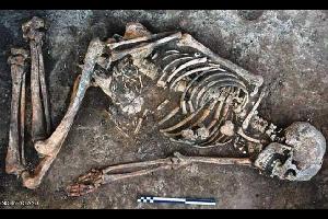 عثر علماء آثار على مخلفات قطران غامضة على عظام امرأة بدوية دفنت قبل 4500 عام، الأمر الذي أثار استغرابهم وحيرتهم، وفق ما ذكرت صحيفة “ديلي ميل” البريطان