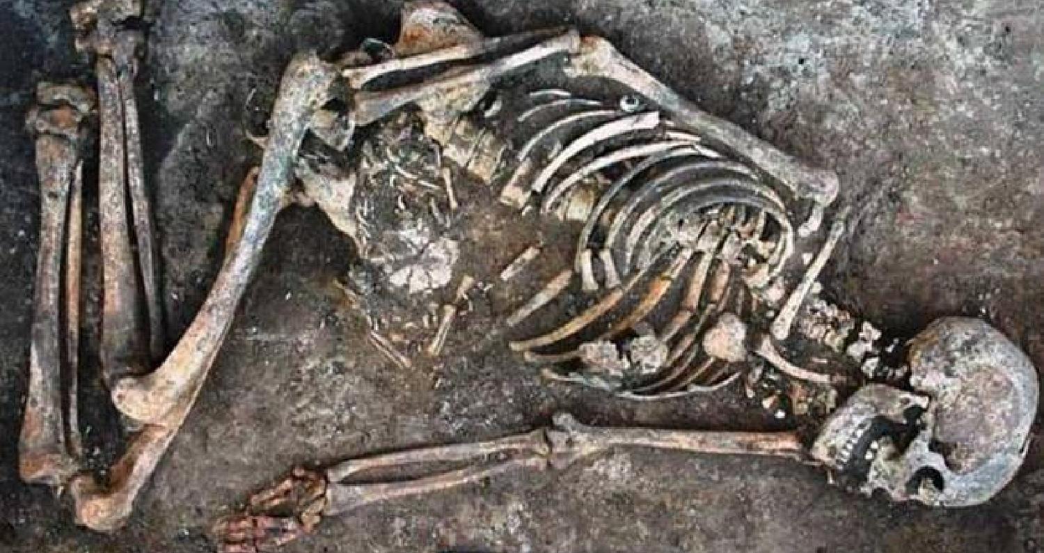 عثر علماء آثار على مخلفات قطران غامضة على عظام امرأة بدوية دفنت قبل 4500 عام، الأمر الذي أثار استغرابهم وحيرتهم، وفق ما ذكرت صحيفة “ديلي ميل” البريطان