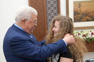 خاص - استقبل الرئيس الفلسطيني محمود عباس عهد التميمي ووالدتها بمقر المقاطعة برام الله بعد الإفراج عنهما من سجون الاحتلال الاسرائيلي.