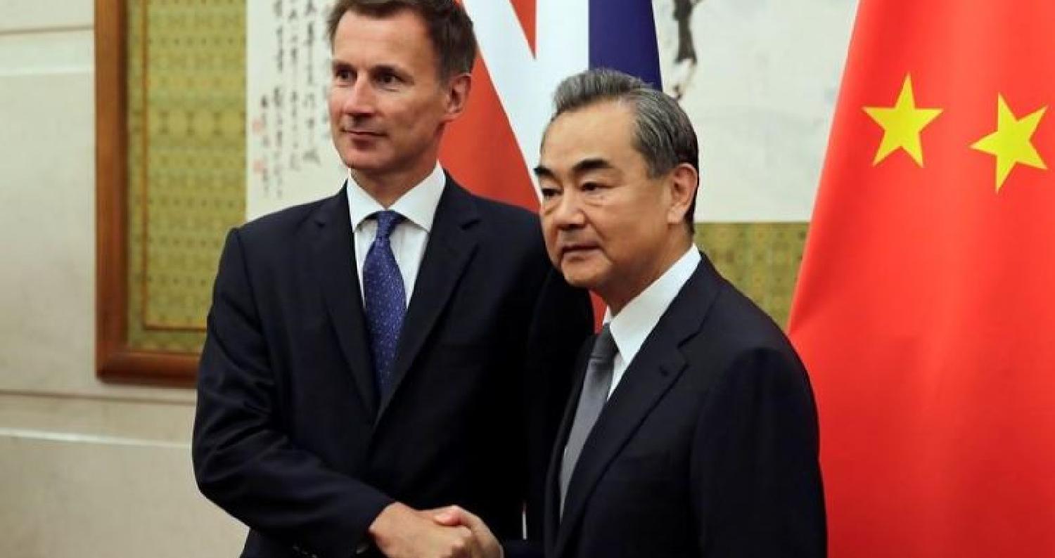 يجتمع وزير الخارجية البريطاني الجديد جيريمي هانت مع نظيره الصيني وانغ يي في بكين يوم الإثنين لمناقشة التعاون بين البلدين في أول زيارة خارجية له منذ أن