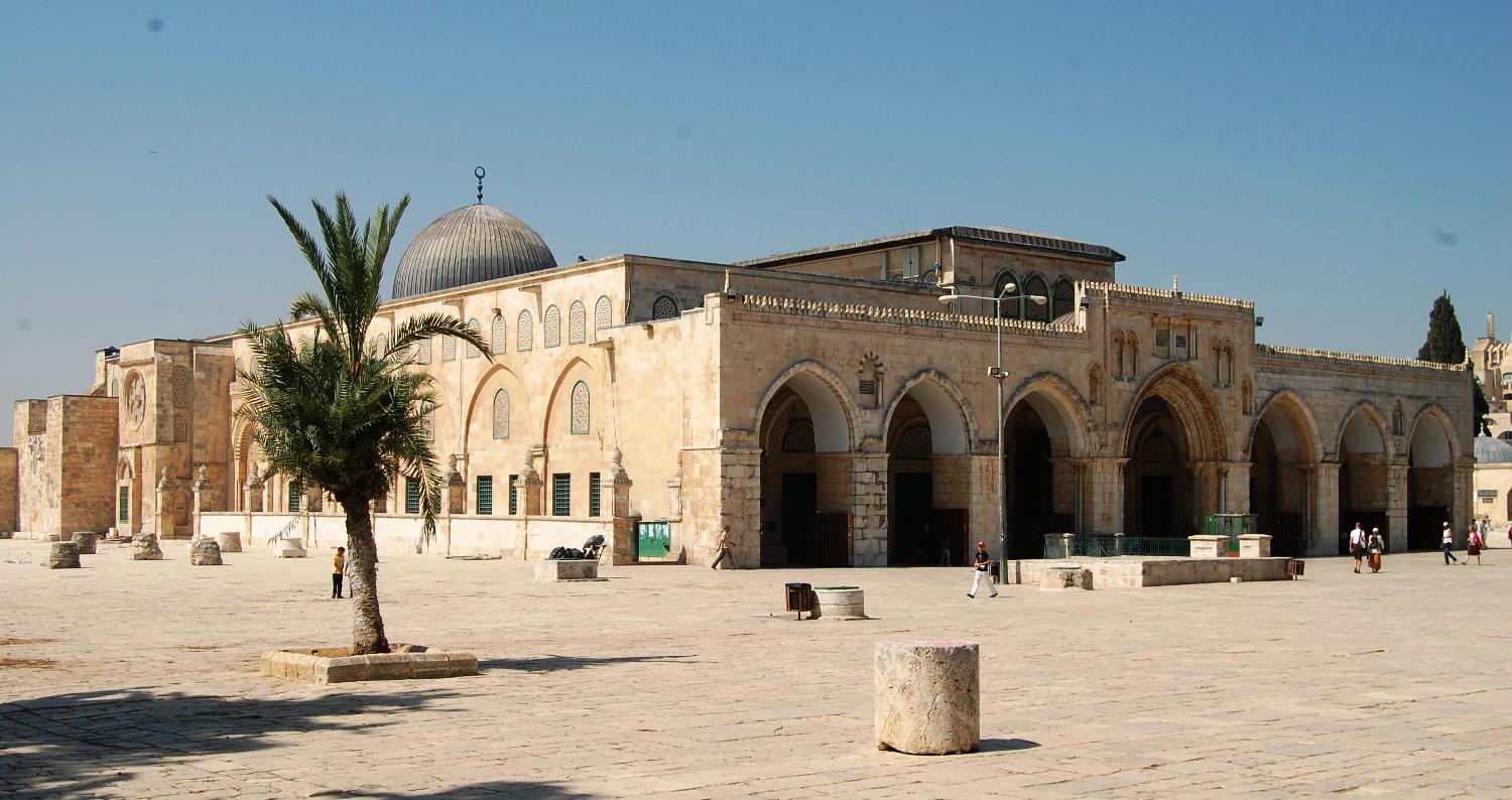 سلمت سلطات الإحتلال الإسرائيلي فجر اليوم الإثنين، سيدتين مقدسيتين أمر إبعاد عن المسجد الأقصى المبارك لمدة أسبوعين متواصلين.