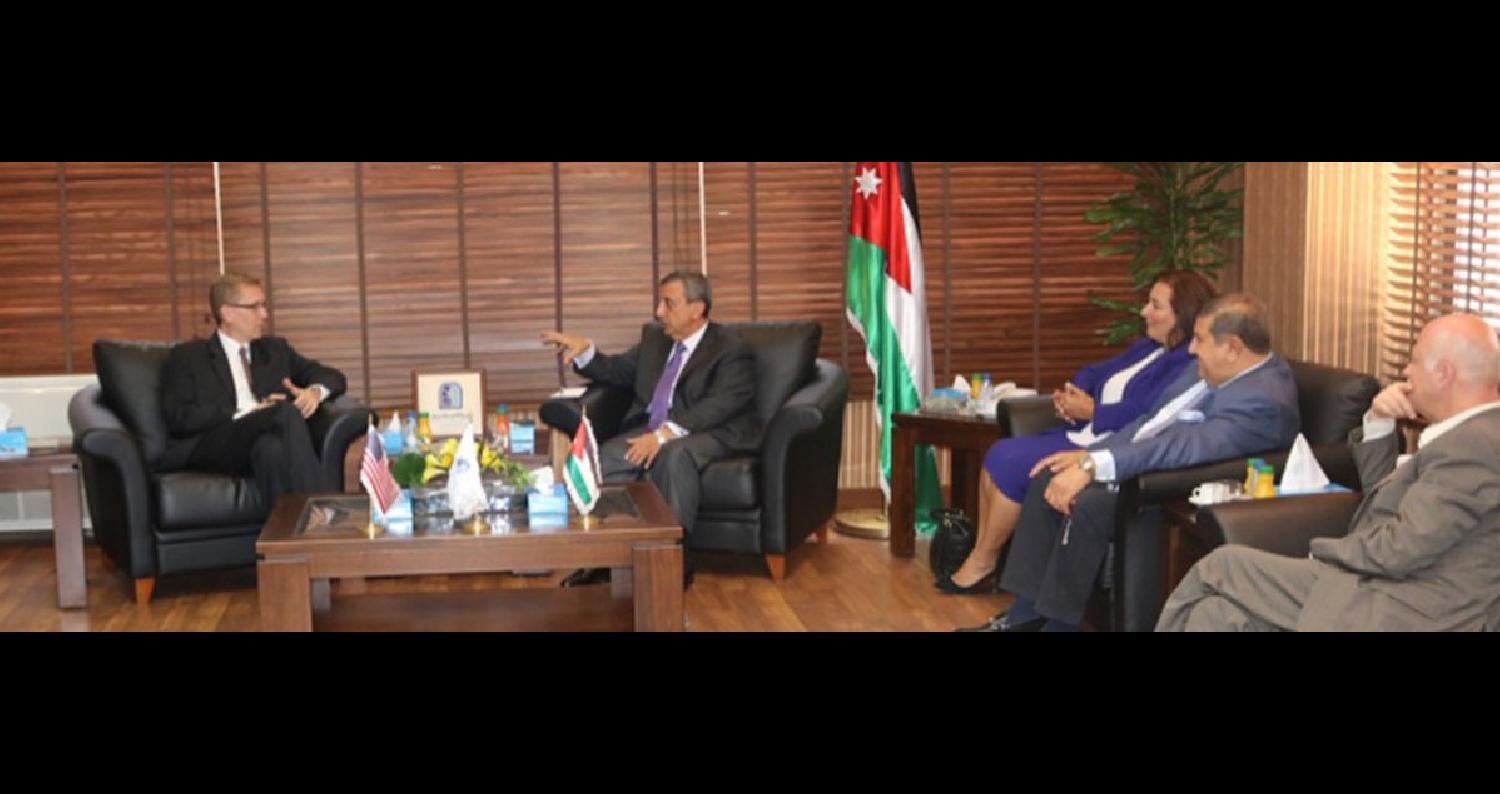 ناقش المستشار الإقتصادي في سفارة الولايات المتحدة الأمريكية لدى الأردن بنجامين تومسون مع غرفة تجارة عمان، خلال زيارته لها اليوم الإثنين، سبل التعاون ب