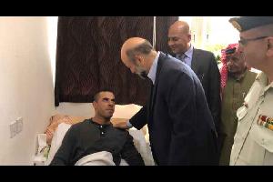 عاد رئيس الوزراء الدكتور عمر الرزاز ، عصر الثلاثاء، رقيب السير المعتدى عليه في شارع الاردن قبل يومين .