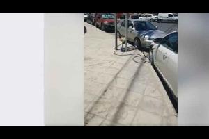 تداول ناشطون على مواقع التواصل الاجتماعي فيديو يظهر اقدام شخص على شحن مركبته من مبنى تابع لشركة الكهرباء الوطنية.