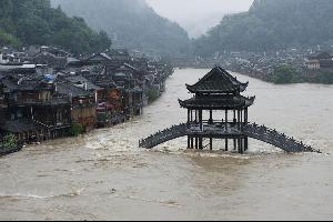لقي 20 شخصاً حتفهم فيما لايزال 8 آخرون في عداد المفقودين، جراء الفيضانات التي نجمت عن هطول الأمطار الغزيرة في منطقة شينجيانج الواقعة شمال غربي الصين
