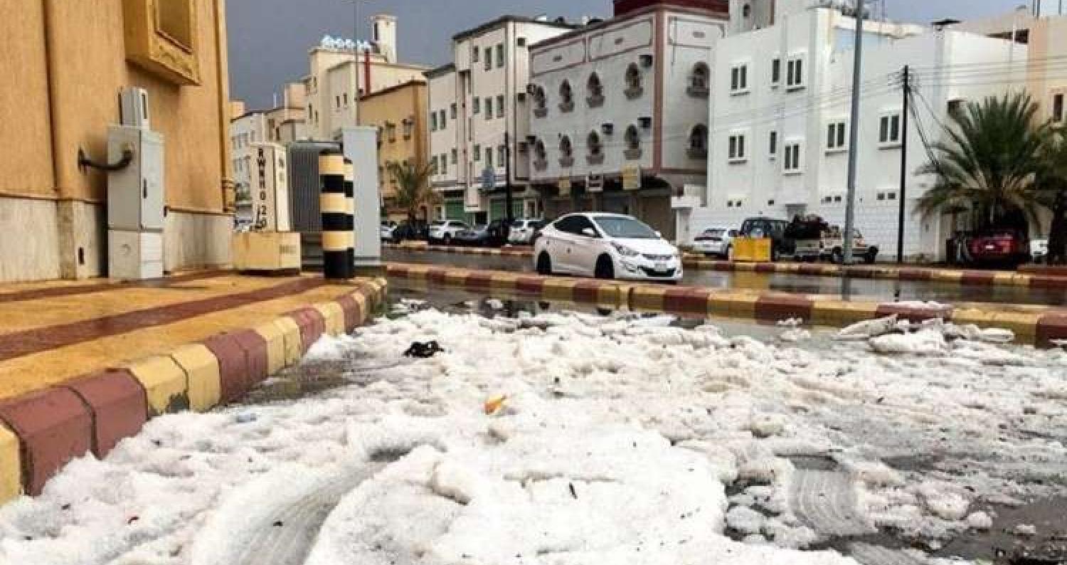 شهدت شوارع مدينة خميس مشيط جنوبي السعودية، تساقطاً كثيفاً للأمطار مع بعض الثلوج، في ظاهرة لافتة ، في الوقت الذي تعاني فيه دول عديدة حول العالم موجة حر