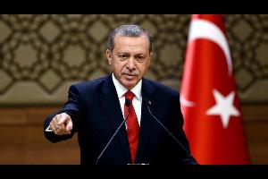 أعلن الرئيس التركي رجب طيب أردوغان اليوم السبت، أن أنقرة ستجمد ممتلكات وزيري العدل والداخلية الأميركيين في تركيا إن وجدت في إطار المعاملة بالمثل