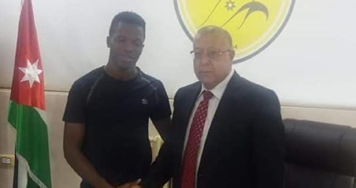 تعاقد نادي الحسين اربد مع اللاعب السنغالي ديمبا، لتعزيز صفوف فريقه لكرة القدم خلال الموسم الكروي المقبل