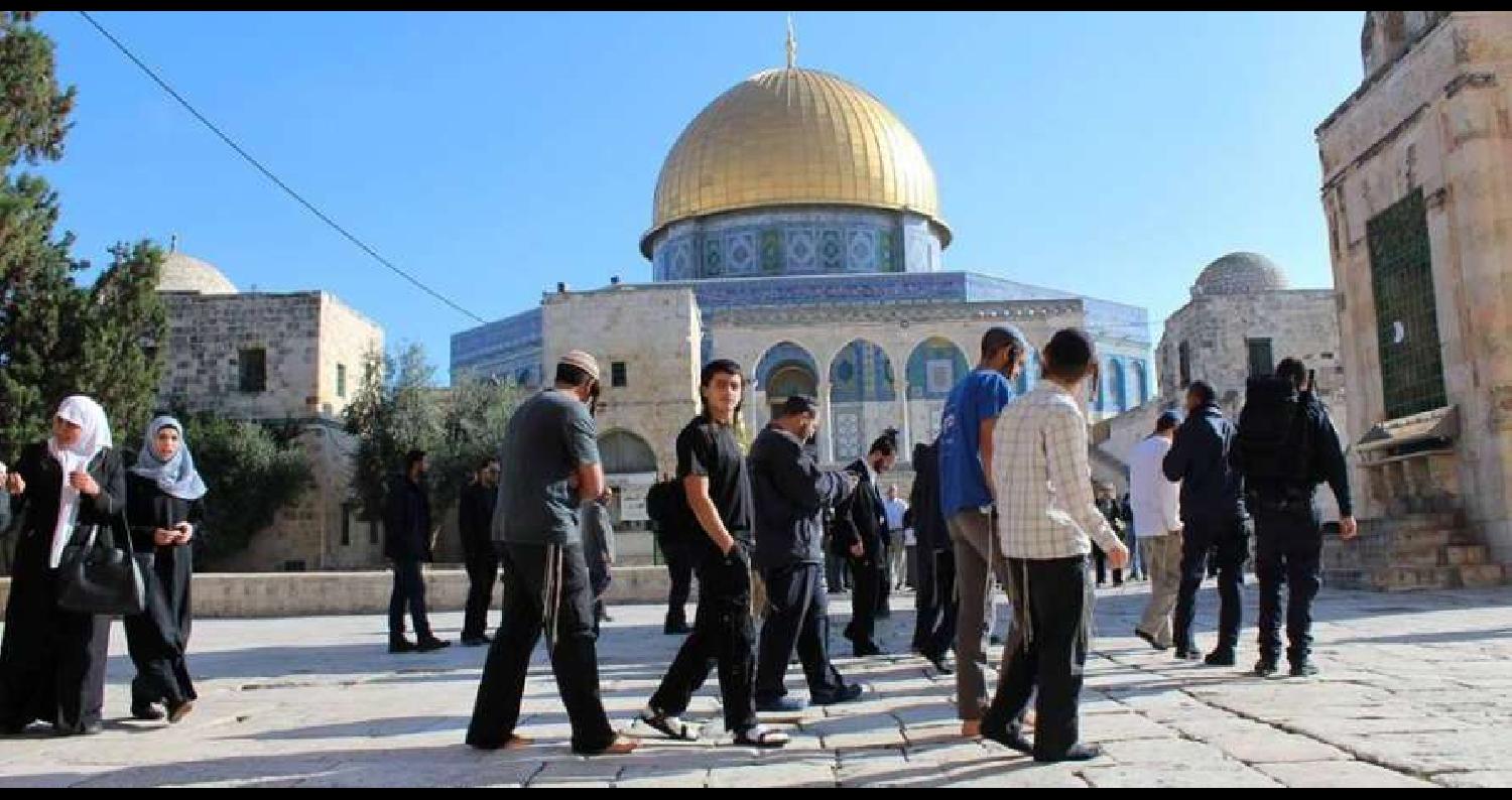 اقتحمت مجموعة من المستوطنين صباح الأحد ساحات المسجد الأقصى المبارك - الحرم القدسي الشريف بمدينة القدس المحتلة.