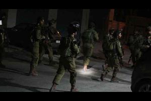 قوات الإحتلال اعتقلت فجر الأحد، 16 فلسطينياً من مناطق مختلفة في الضفة الغربية المحتلة.