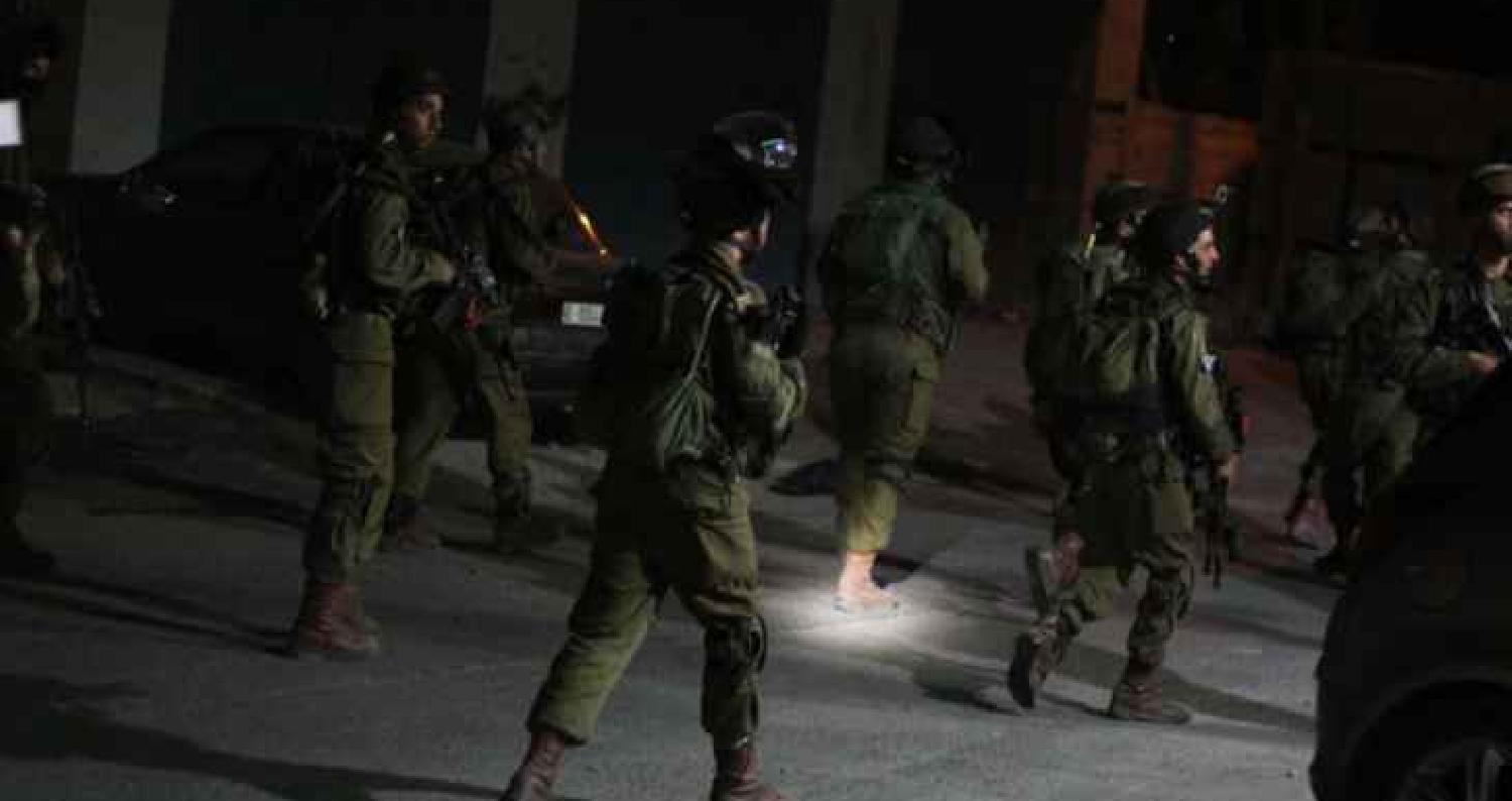 قوات الإحتلال اعتقلت فجر الأحد، 16 فلسطينياً من مناطق مختلفة في الضفة الغربية المحتلة.