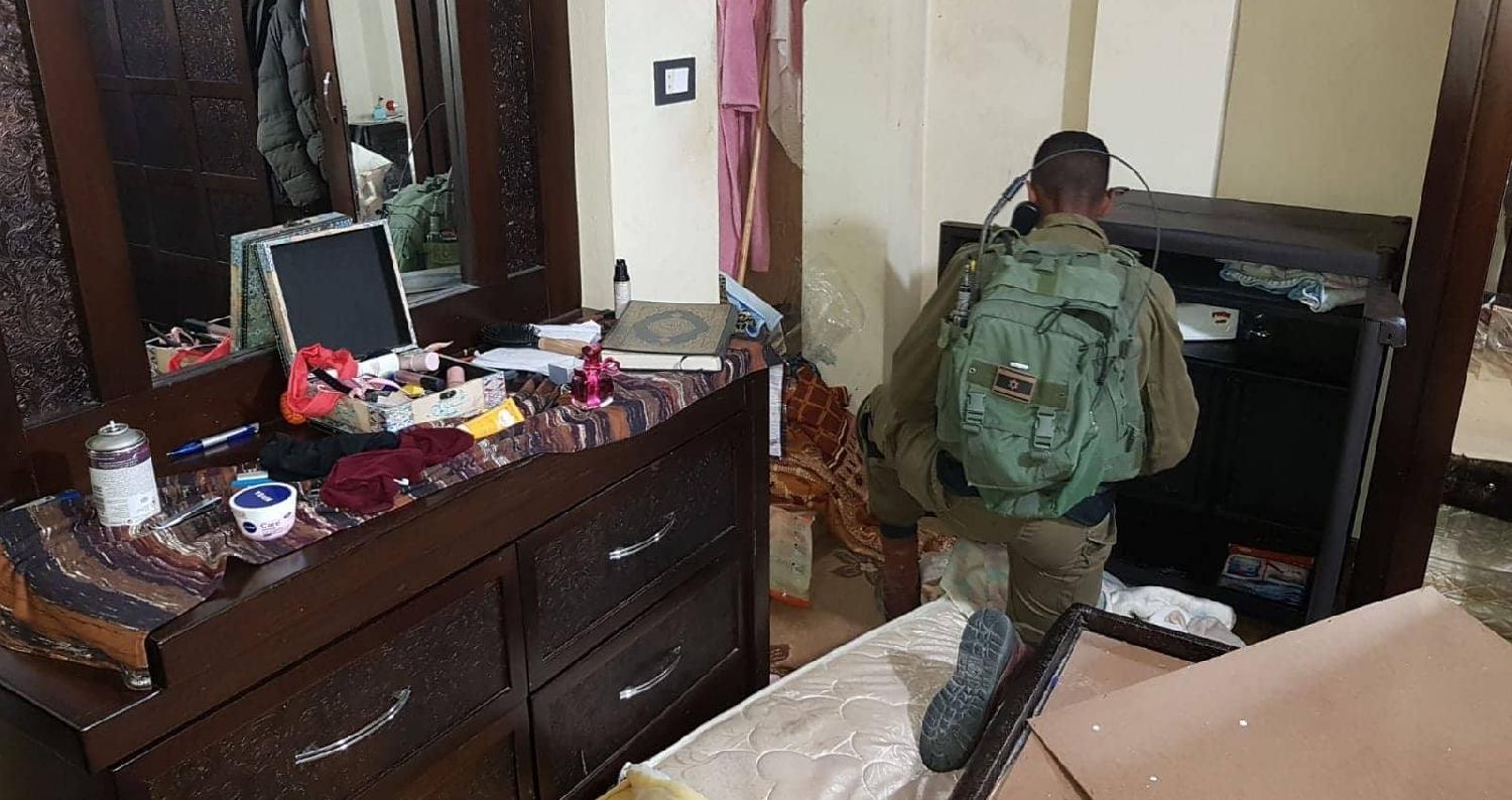 حطمت قوات الإحتلال الإسرائيلي، فجر اليوم الإثنين، محتويات عدد من منازل المواطنين في مخيم الجلزون شمال رام الله، بجانب إحدى المؤسسات