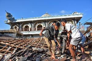 شهدت إندونيسيا يوم أمس واليوم الثلاثاء، 230 هزة إرتدادية، عقب زلزال كبير(7 درجات على مقياس ريختر) ضرب جزيرة لومبوك وجزر سومباوا في مقاطعة نوسا تينجارا