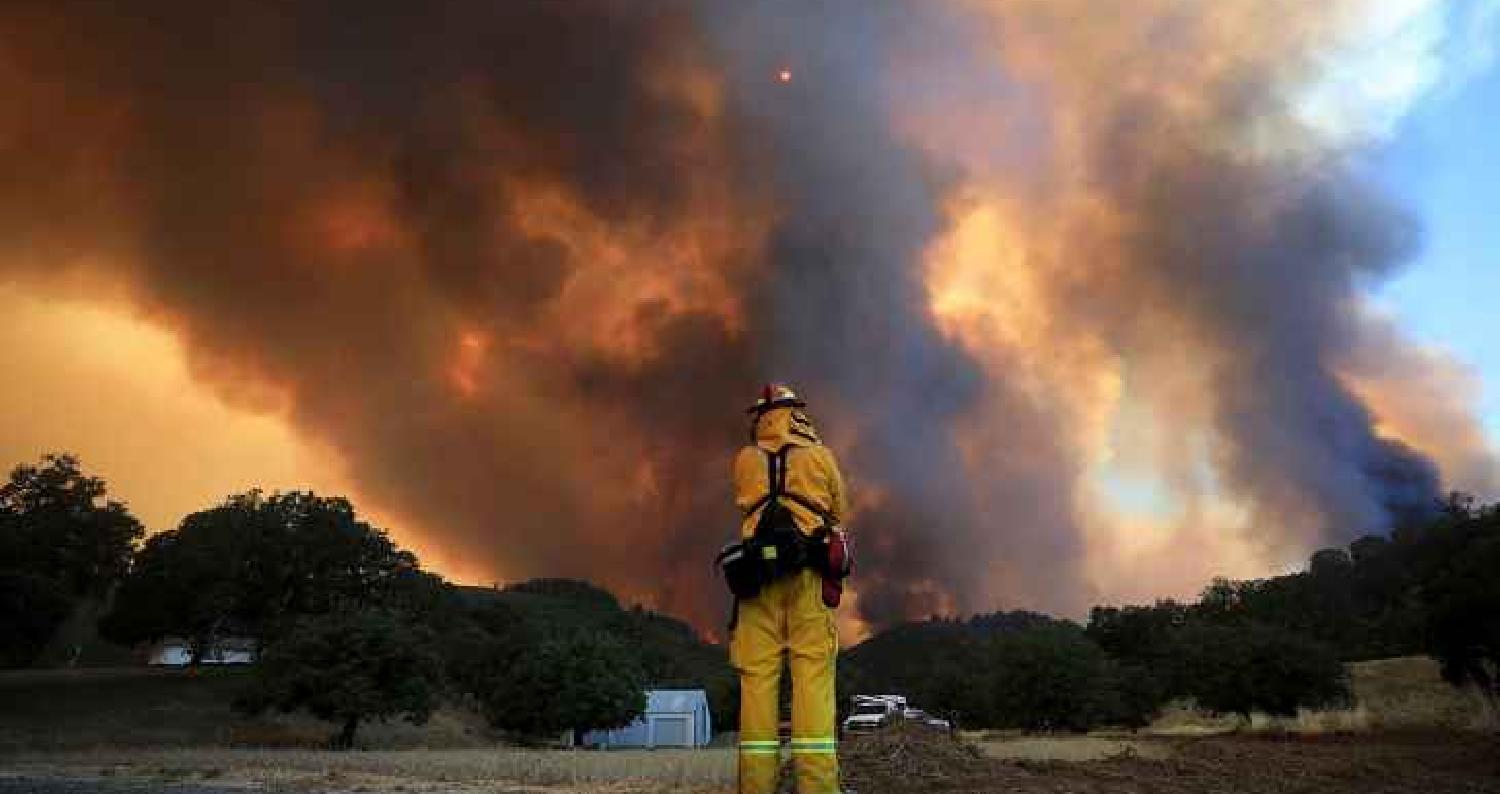 يجتاح كاليفورنيا راهنا أكبر حريق في تاريخها الحديث ورقعته آخذة في الاتساع في شمال أكثر الولايات الأميركية تعدادا للسكان.