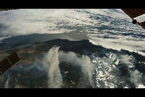تداول رواد الفضاء على متن محطة الفضاء الدولية صورا لأعمدة الدخان المتصاعدة من حرائق الغابات في كاليفورنيا، ما يعطي وجهة نظر مختلفة للجحيم الذي يجتاح ا