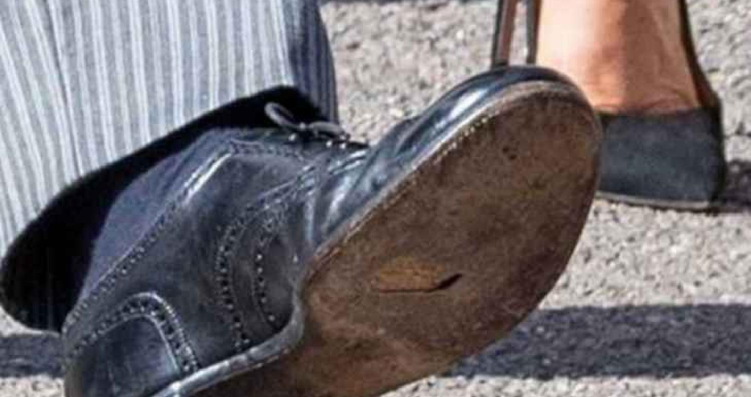 تداولت وسائل إعلام عدة، صورا للأمير هاري مرتديا حذاء ممزقا من الأسفل، وهو برفقة زوجته ميغان ماركل حفل زفاف صديق طفولته تشارلي فان ستروبنز.
