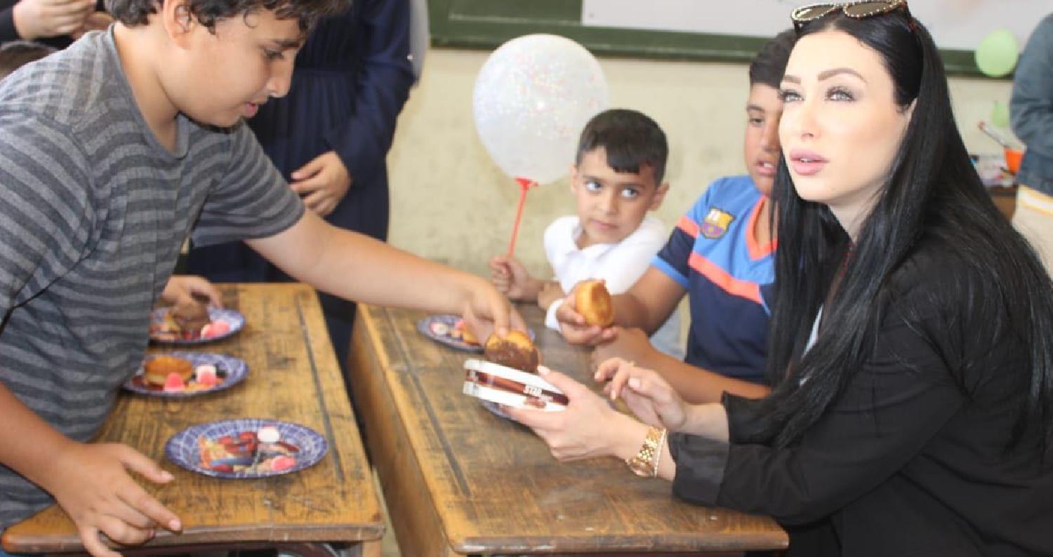 زارت الممثلة الفلسطينية لونا بشارة، يوم الإثنين، مدرسة أديب وهبة الثانوية للبنين في السلط للإطلاع على النادي الصيفي المقام فيها ضمن سلسلة نشاطات مبادر