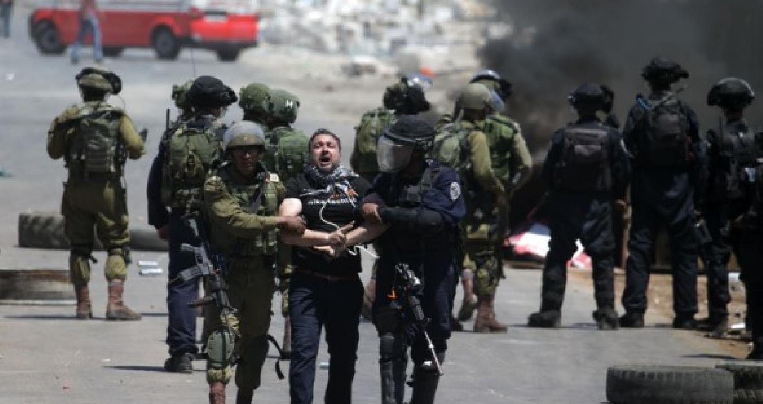 الإحتلال يعتقل عشرات الفلسطينيين
