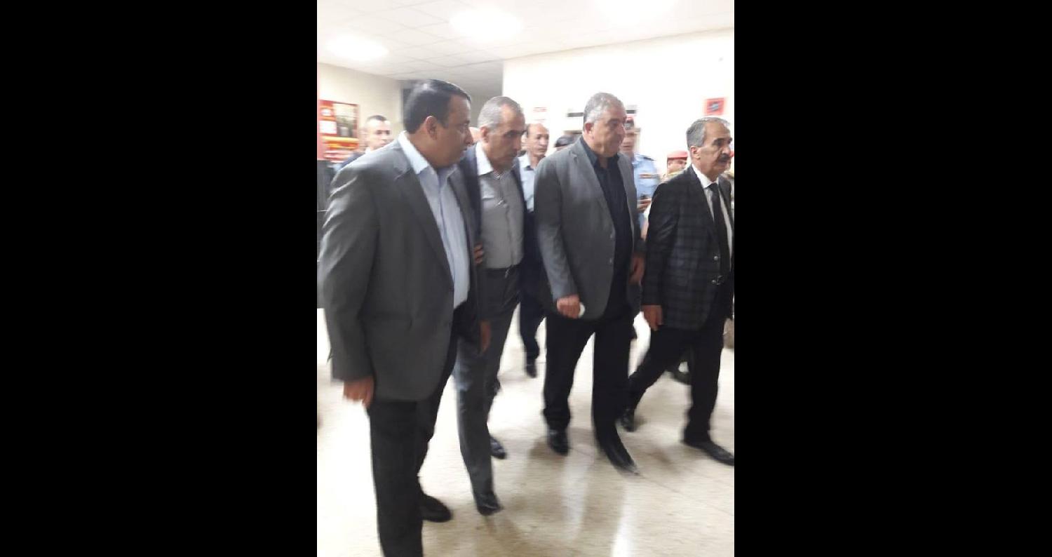 وزير الداخلية وقادة الجيش والأمن يعودون مصابي حادث الفحيص