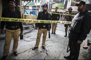 أصيب ستة أشخاص، اليوم السبت، في تفجير انتحاري بالقرب من حافلة في منطقة تشاجاي بإقليم بلوشستان الباكستاني.
ونقلت قناة (جيو نيوز) الباكستانية عن مفوض من