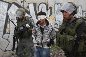 شنت قوات الإحتلال الإسرائيلي فجر اليوم الإثنين، حملة اعتقالات ومداهمات واسعة في مناطق مختلفة بالضفة الغربية المحتلة طالت إحدى عشرة فلسطينياً