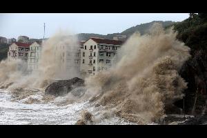 أجلت الصين أكثر من 200 ألف شخص مع وصول إعصار إلى اليابسة على ساحلها الشرقي في وقت متأخر أمس الأحد، بحسب ما قالت وسائل إعلام رسمية