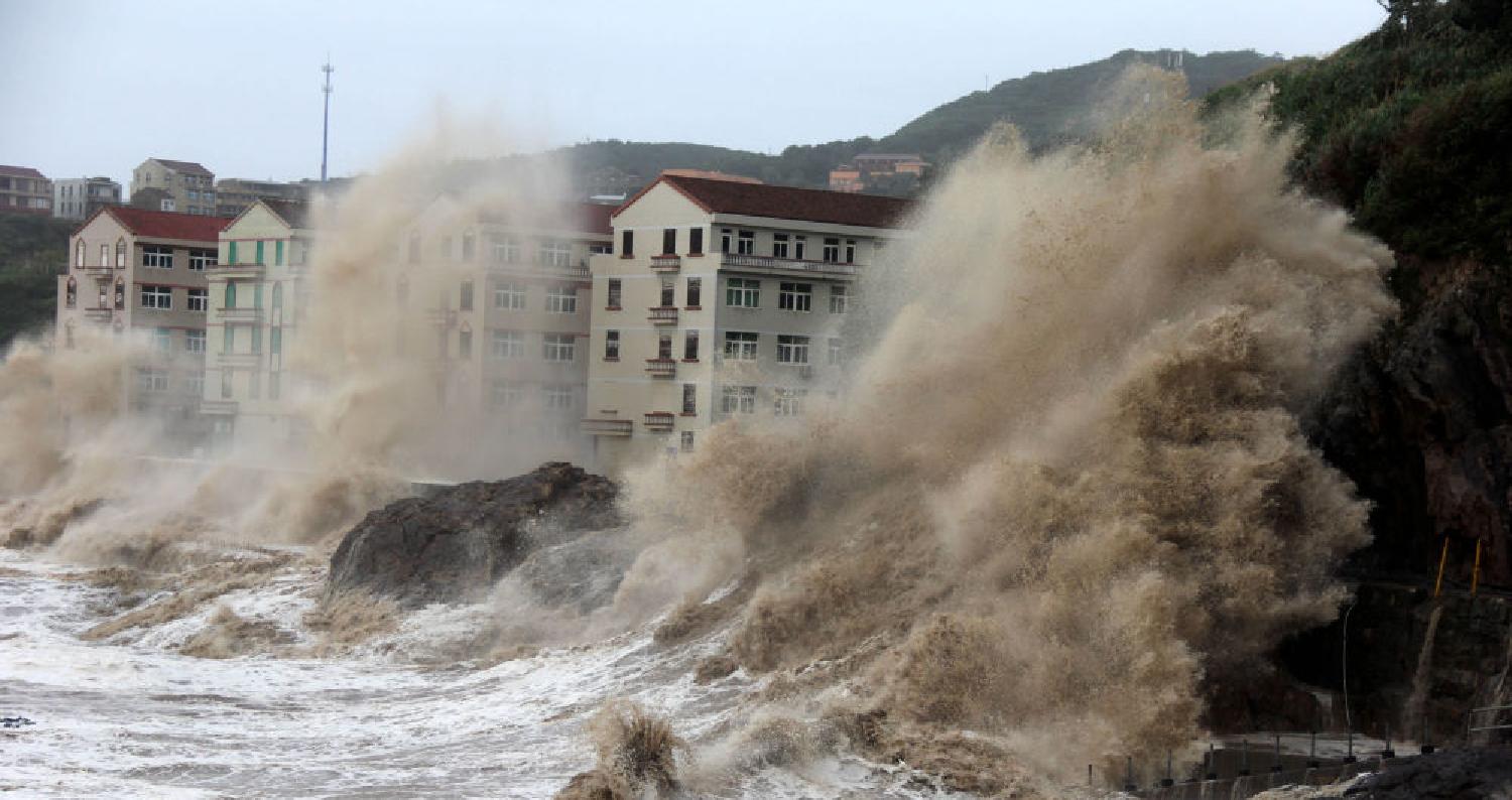 أجلت الصين أكثر من 200 ألف شخص مع وصول إعصار إلى اليابسة على ساحلها الشرقي في وقت متأخر أمس الأحد، بحسب ما قالت وسائل إعلام رسمية