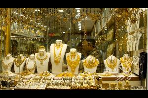 بلغ سعر بيع غرام الذهب عيار 21 الأكثر طلبا من المواطنين في السوق المحلية اليوم الاثنين 26 دينارا