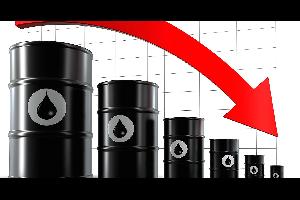 تراجعت أسعار النفط العالمية في السوق الأميركية والعالمية اليوم الإثنين في أول تعاملات الأسبوع، لتستأنف خسائرها التي توقفت مؤقتا يوم الجمعة الماضي ضمن