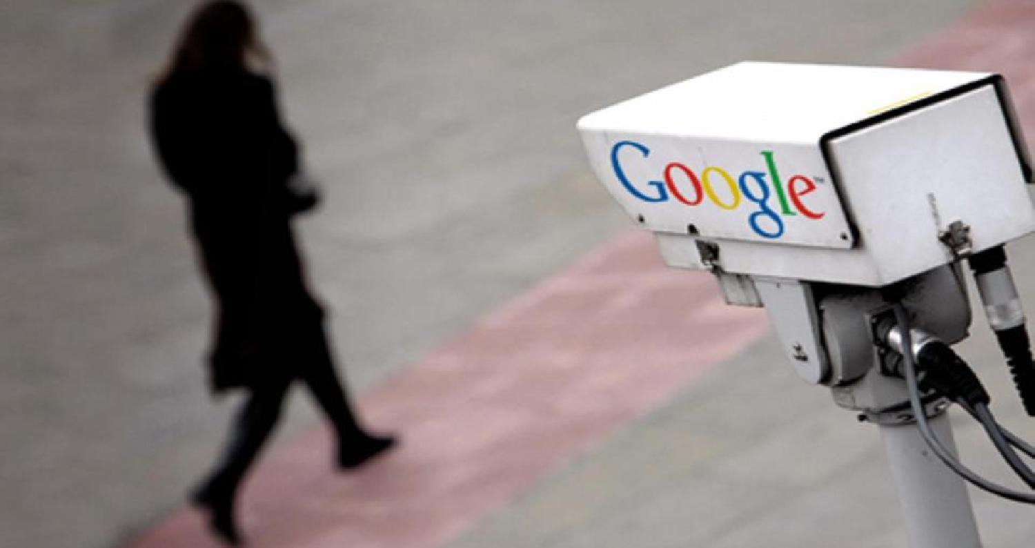 تحاول شركة غوغل معرفة تحركات المستخدمين وأين يذهبون، وذلك من خلال القيام العديد من خدماتها على الأجهزة المحمولة العاملة بنظامها التشغيلي أندرويد أو نظ