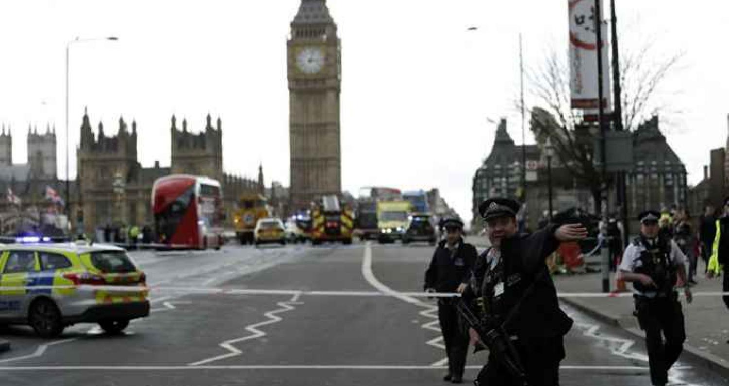 أعلنت شرطة لندن "اسكتلند يارد" إصابة "عدد من المارة" الثلاثاء، حين صدمت سيارة الحواجز الأمنية أمام البرلمان البريطاني، وقد أوقف سائقها.

وأعلنت الشرطة