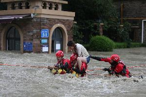 أجلت السلطات الصينية أكثر من 50 ألف شخص من مقاطعة "هيلونغجيانغ" شمال شرقي البلاد بسبب الفيضانات العارمة التي أسفرت عن خسائر اقتصادية تتجاوز 580 مليون