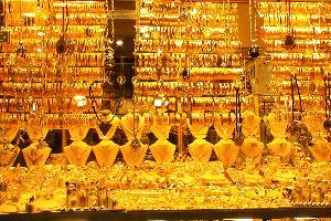 بلغ سعر بيع غرام الذهب عيار 21 الأكثر طلباً من المواطنين في السوق المحلية اليوم الثلاثاء 70ر25 دينار مقابل 26 ديناراً ليوم أمس الإثنين