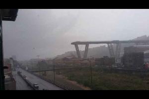 انهار جسر هو جزء من طريق سريع في جنوى بإيطاليا الثلاثاء، بحسب ما أعلن جهاز الاطفاء الذي يخشى أن عددا من السيارات قد سقطت عنه.