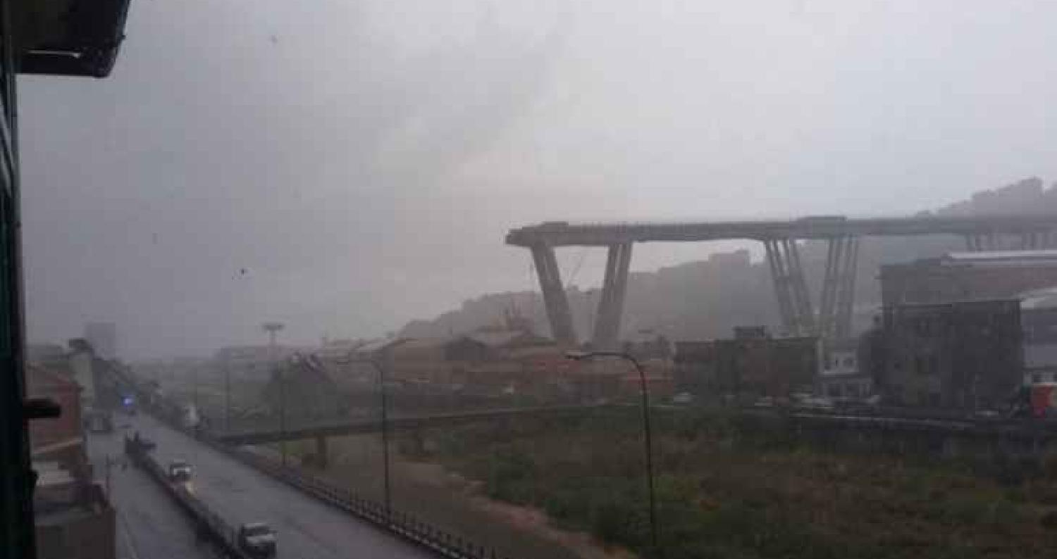 انهار جسر هو جزء من طريق سريع في جنوى بإيطاليا الثلاثاء، بحسب ما أعلن جهاز الاطفاء الذي يخشى أن عددا من السيارات قد سقطت عنه.
