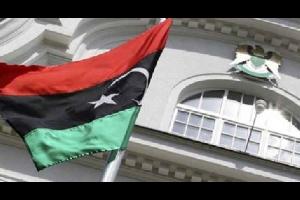 أصيب شخصان بينهما النائب صالح هاشم بجروح الثلاثاء بإطلاق نار، إثر اندلاع شجار عند مدخل مجلس النواب الليبي في طبرق، حسب ما أفاد شاهد عيان.