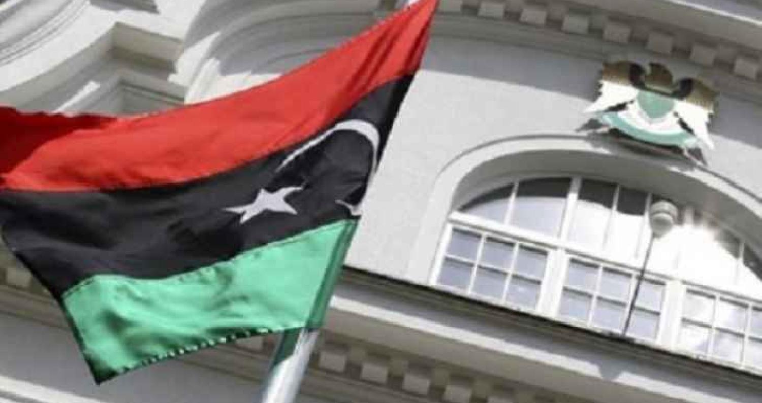 أصيب شخصان بينهما النائب صالح هاشم بجروح الثلاثاء بإطلاق نار، إثر اندلاع شجار عند مدخل مجلس النواب الليبي في طبرق، حسب ما أفاد شاهد عيان.