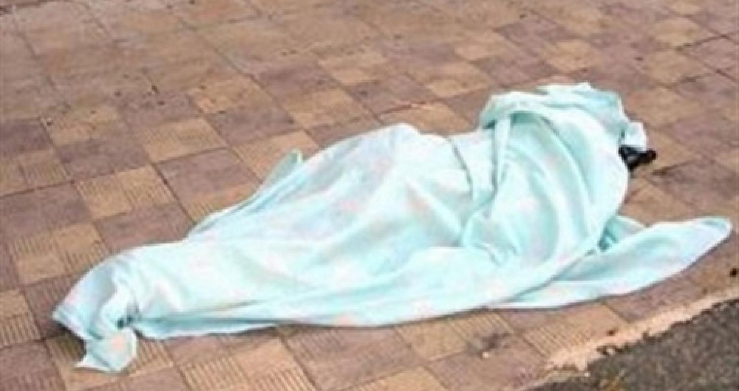 جثة لشخص مجهول الهوية ملقاة على الارض في الزرقاء