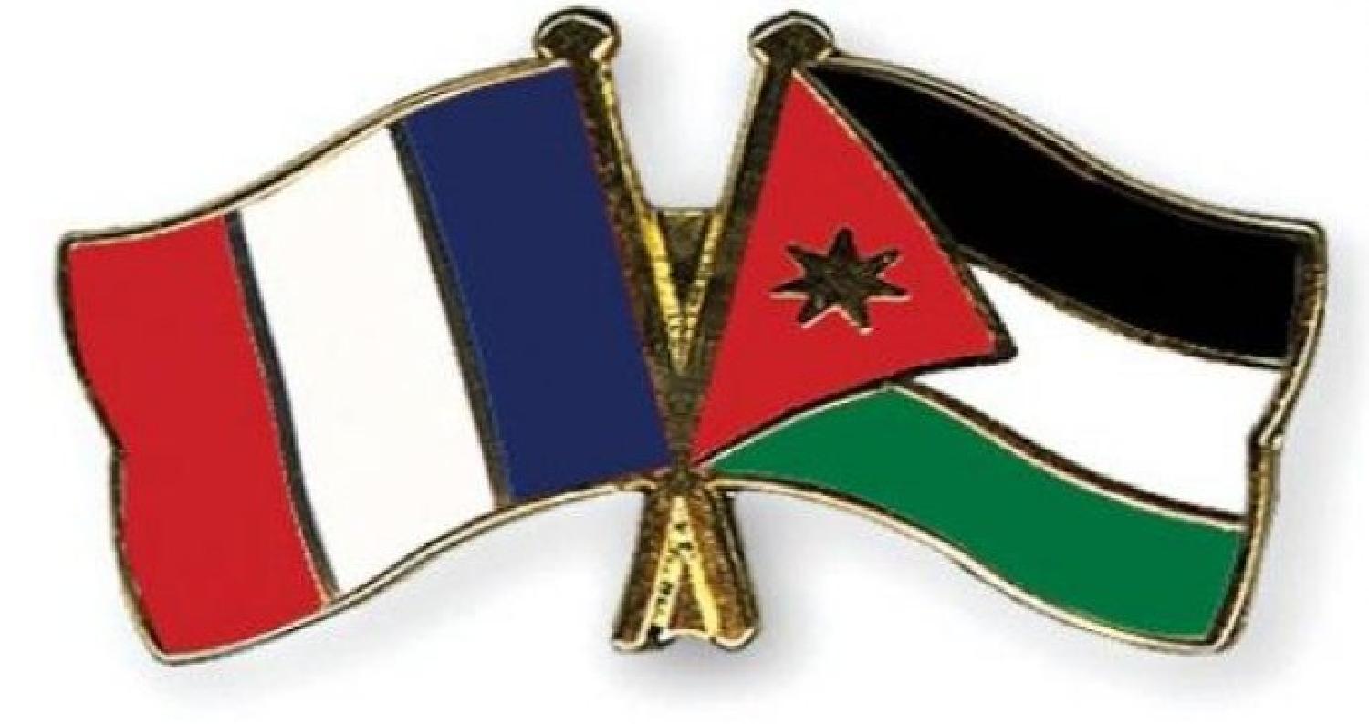 سما الأردن| أعلنت الرئاسة الفرنسية أن الرئيس إيمانويل ماكرون عرض على الأردن مساهمة فرنسا بحفظ الأمن على الحدود بين الأردن وسوريا، بحسب وكالة (أ.ف.ب) ا