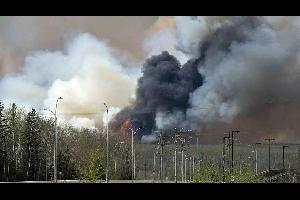 أعلنت حكومة مقاطعة بريتيش كولومبيا غرب كندا حالة الطوارئ بعد خروج مئات من حرائق الغابات خارج السيطرة ونزوح ما يزيد عن 30 ألف شخص من منازلهم.
وقال وزي