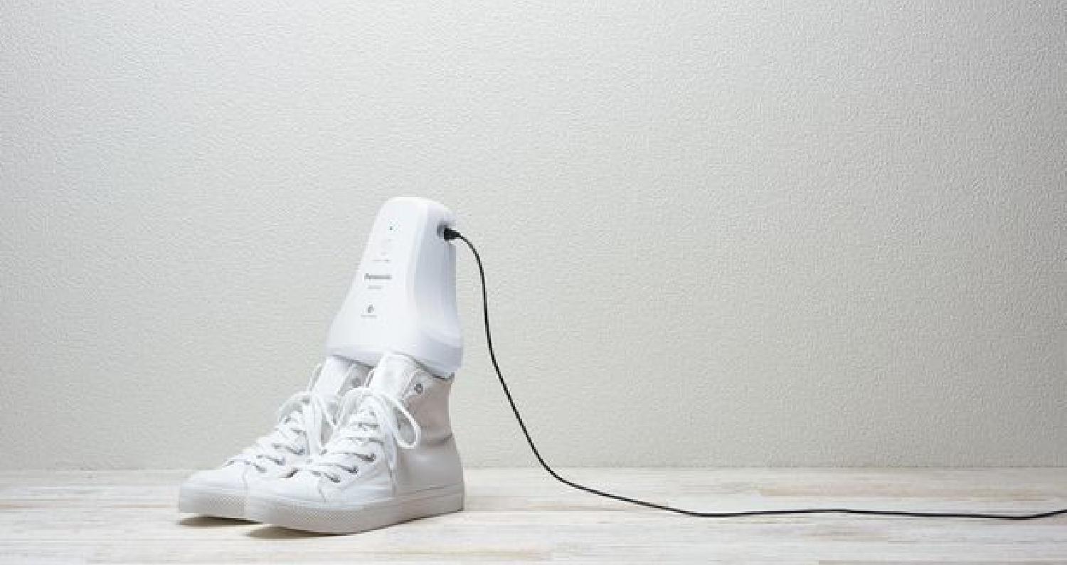 أطلقت شركة باناسونيك جهازاً جديداً "MS-DS100" يزيل رائحة الأحذية الكريهة التي تمثل مشكلة حقيقة بالنسبة للبعض، حيث يمكن توصيل الجهاز الذي سيكون متاحاً
