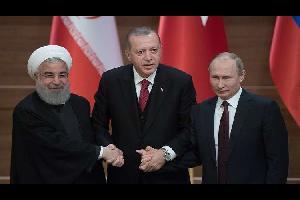 أكد الناطق بإسم الكرملين استمرار المشاورات لعقد لقاء قمة حول سوريا يجمع رؤساء روسيا وتركيا وإيران مطلع سبتمبر المقبل، مشيرا إلى إحراز "بعض النتائج الأ