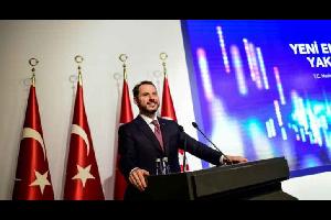 وزير المالية التركي يؤكد أن بلاده "ستخرج أقوى" من أزمة الليرة