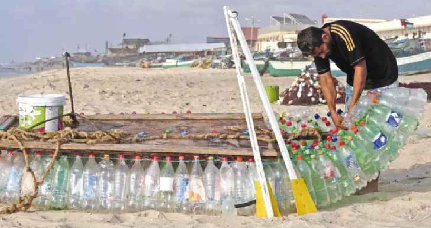 فلسطيني يصنع قارب صيد من عبوات بلاستيك فارغة