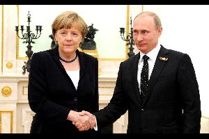 يلتقي الرئيس الروسي فلاديمير بوتين مع المستشارة الألمانية أنجيلا ميركل اليوم السبت لإجراء محادثات بشأن الصراع في كل من أوكرانيا وسوريا بالإضافة إلى مش
